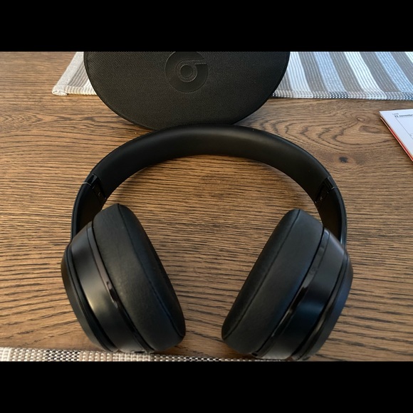 SOLD Wireless Beats solo 3 - Picture 7 of 10